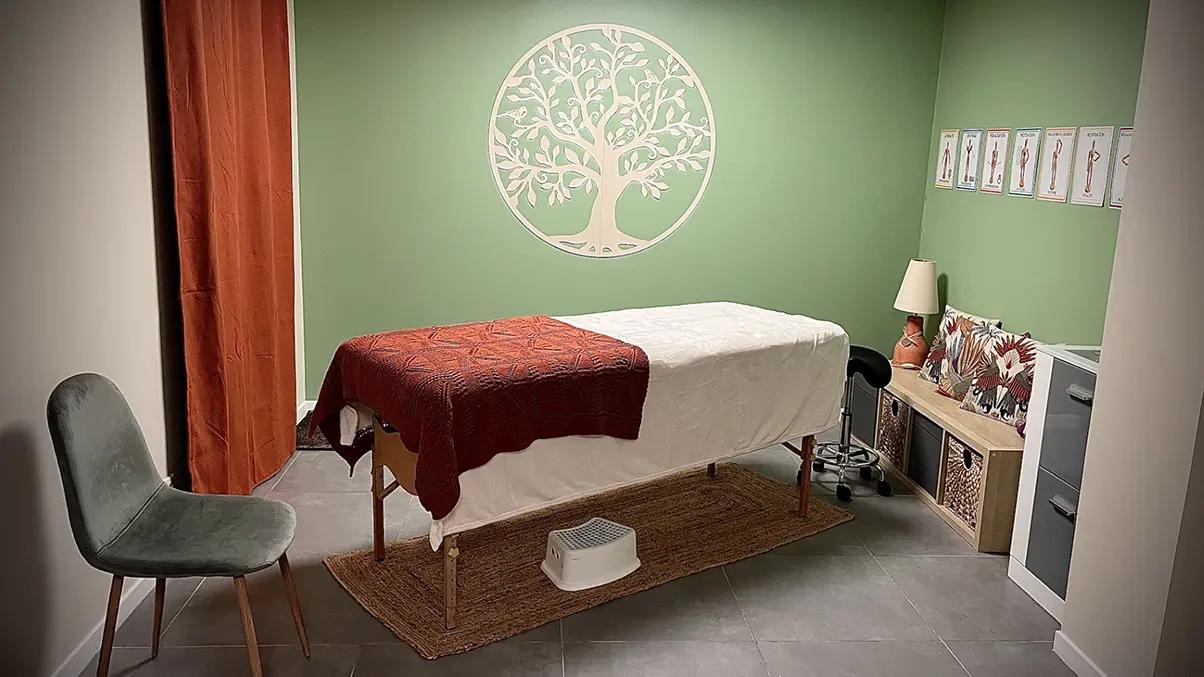 Table de soins du cabinet de kinésiologie