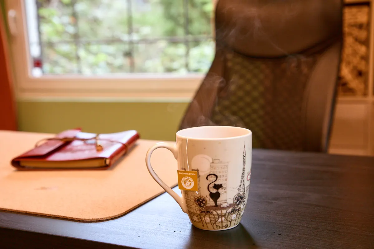 Tasse de thé fumante sur le bureau du cabinet