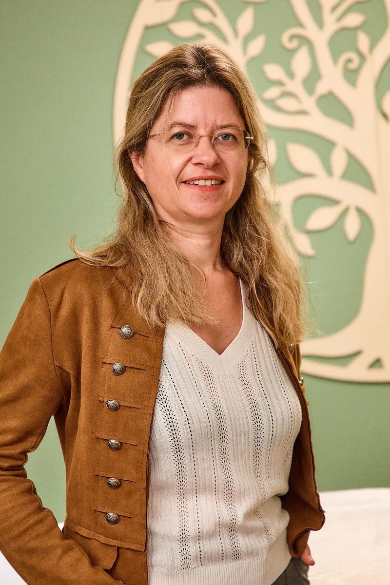 Portrait d'Héloïse Troussard, kinésiologue, devant l'arbre de vie du cabinet
