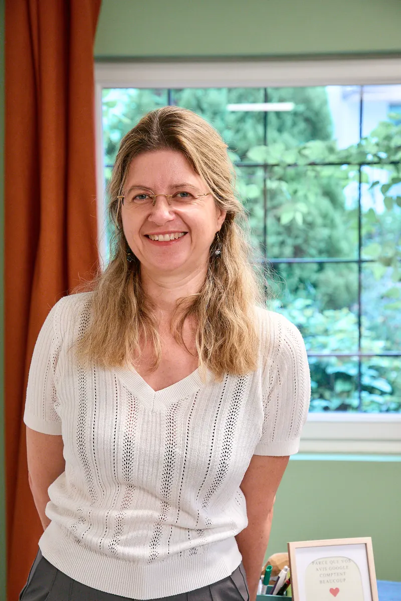 Héloïse Troussard, kinésiologue à Wasquehal près de Lille, dans son cabinet