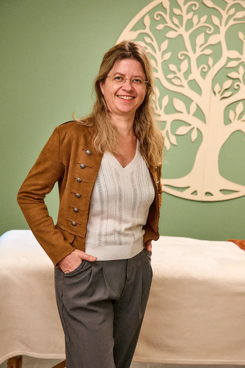 Héloïse Troussard, kinésiologue à Wasquehal, devant l'arbre de vie du cabinet